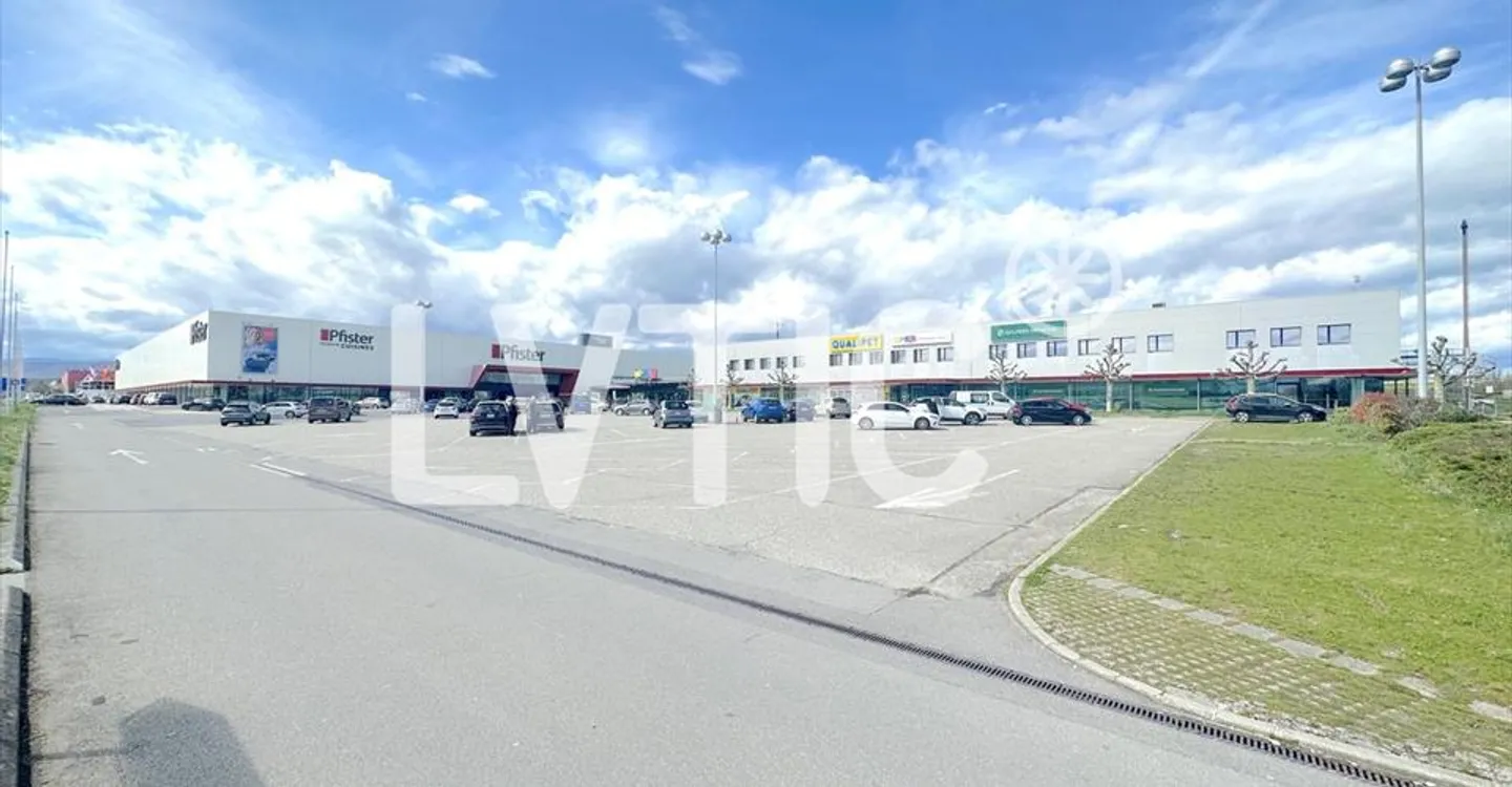 Mixed-use building for rent - Photo 5 of 7