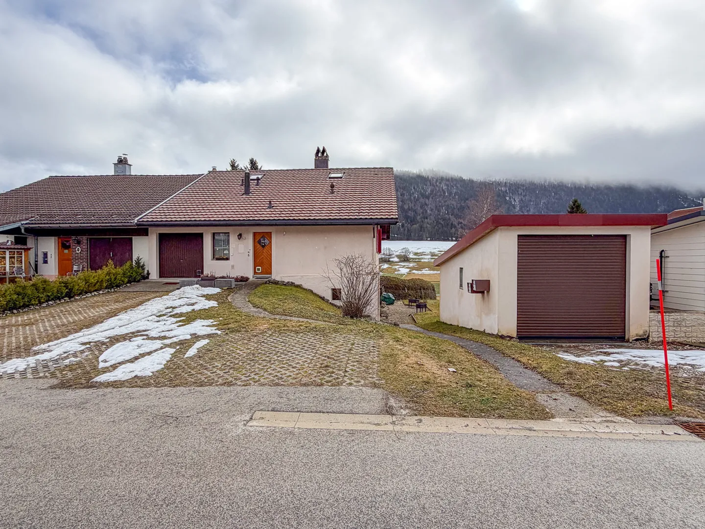 Casa a schiera con 2 appartamenti, 2 garage, grande giardino e terrazza - Foto 25 di 28