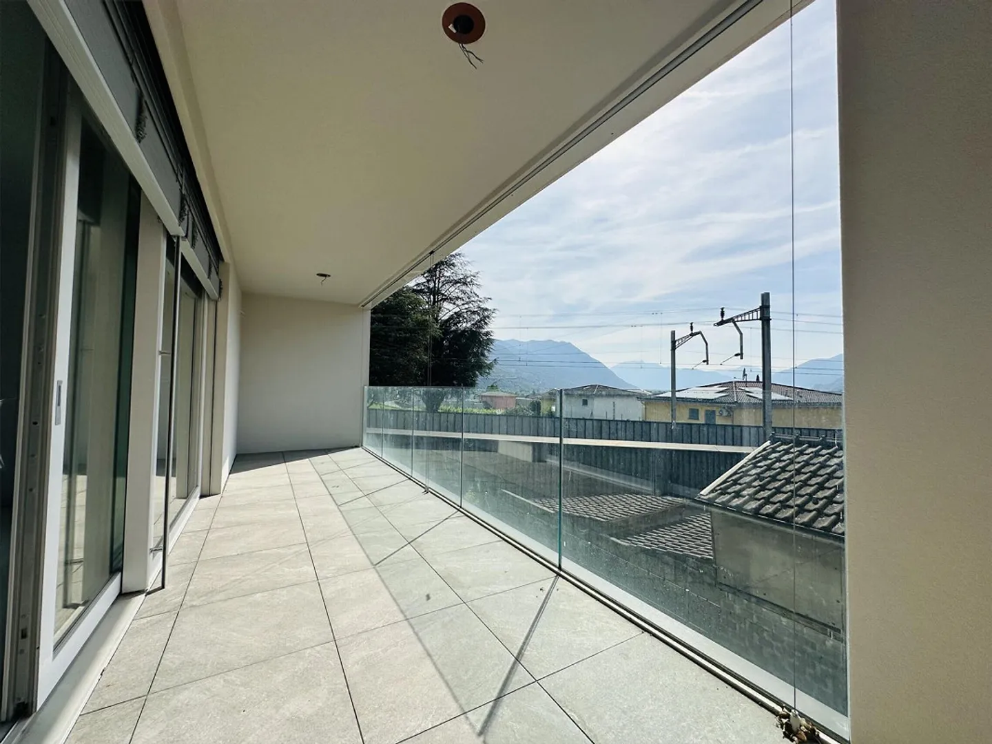 MODERNE 4.5 PIÈCES AVEC BALCON ET VUE DÉGAGÉE À BELLINZONA - Photo 2 sur 11