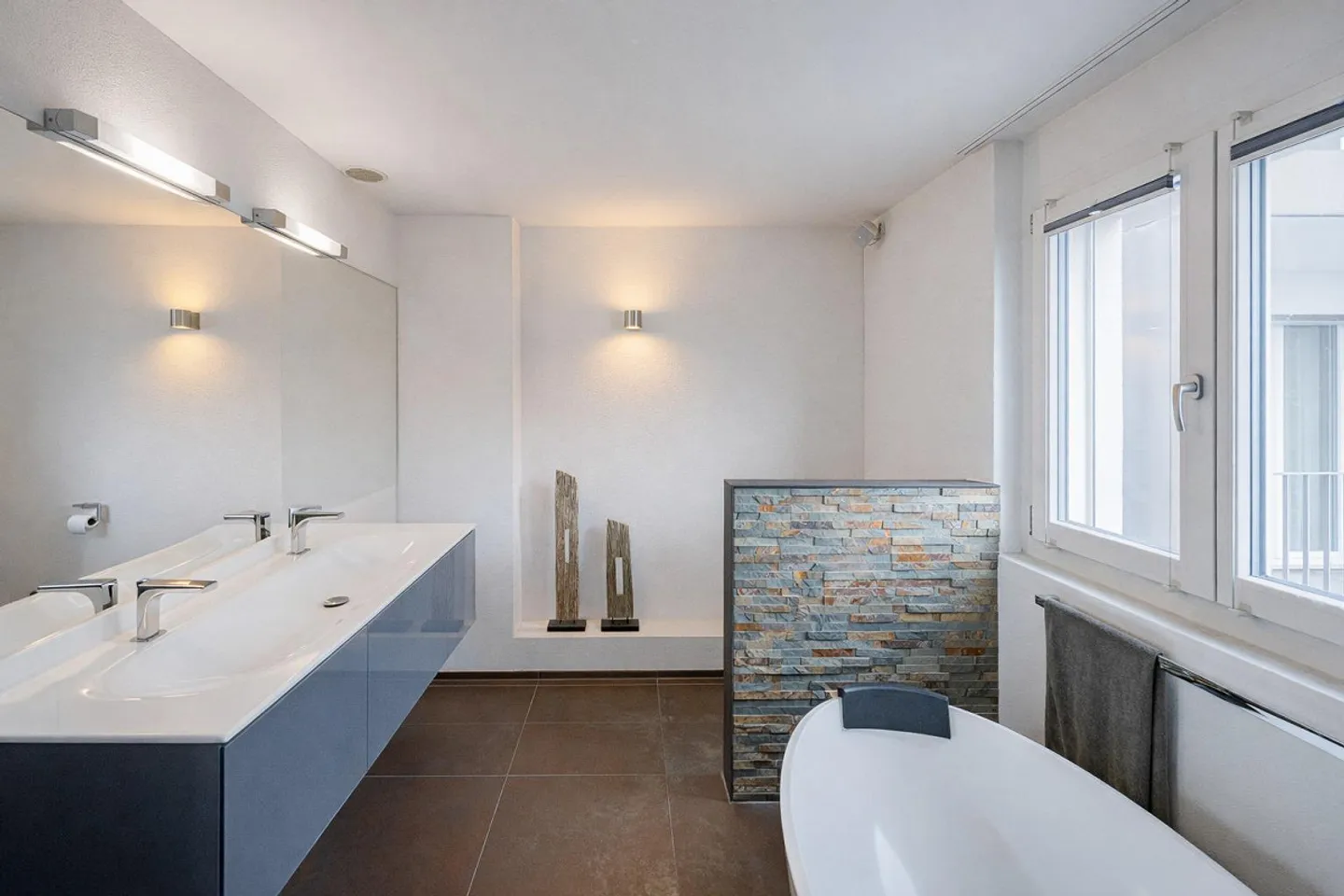 MODERN APARTMENT WITH SPACIOUS TERRACE AND FAR REACHING VIEWS - Photo 6 of 8