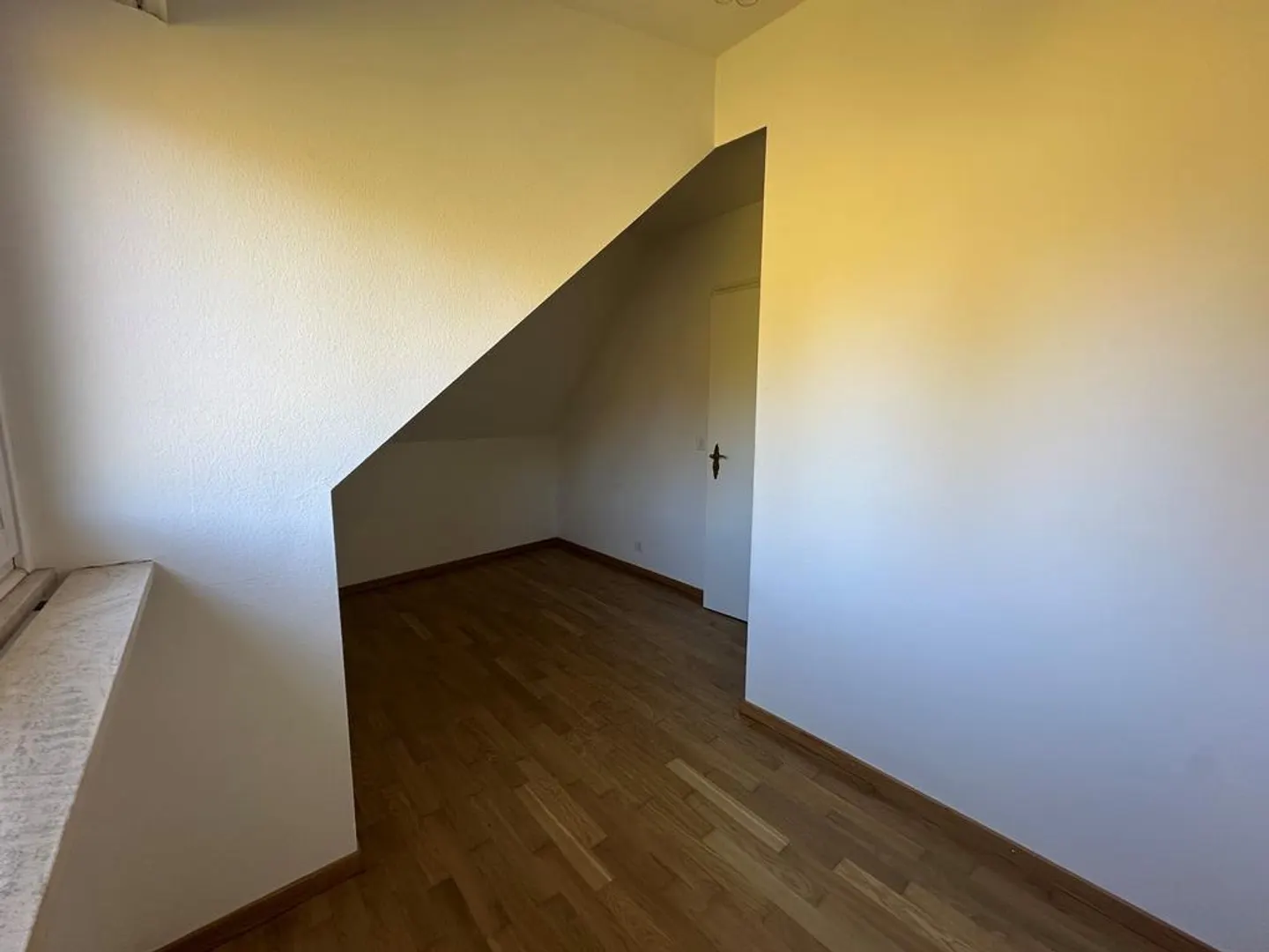 Appartamento mansardato affascinante con camino e balcone soleggiato - Foto 8 di 12