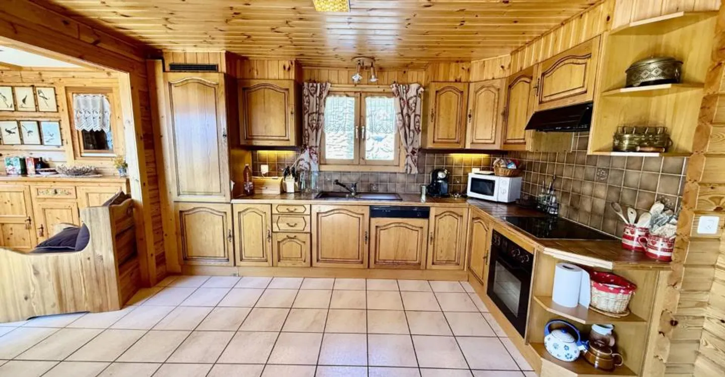 Large chalet in Anzère with 6.5 rooms in a quiet area, close to the center with a very beautiful view - Photo 4 of 10