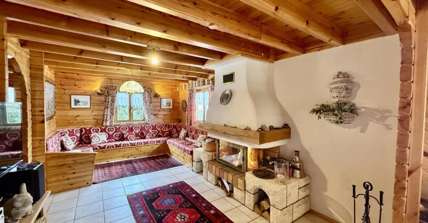 Large chalet in Anzère with 6.5 rooms in a quiet area, close to the center with a very beautiful view - Photo 2 of 10