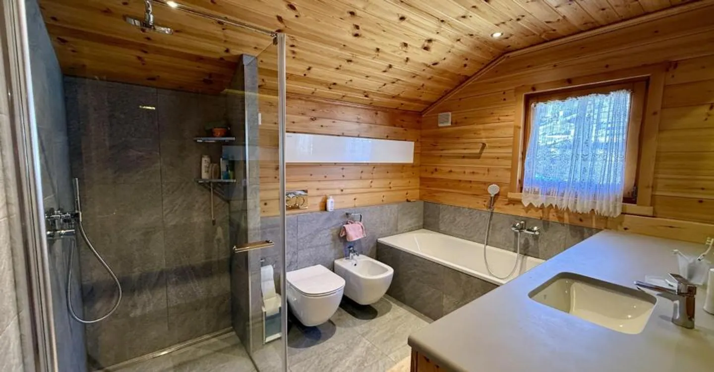 Large chalet in Anzère with 6.5 rooms in a quiet area, close to the center with a very beautiful view - Photo 6 of 10