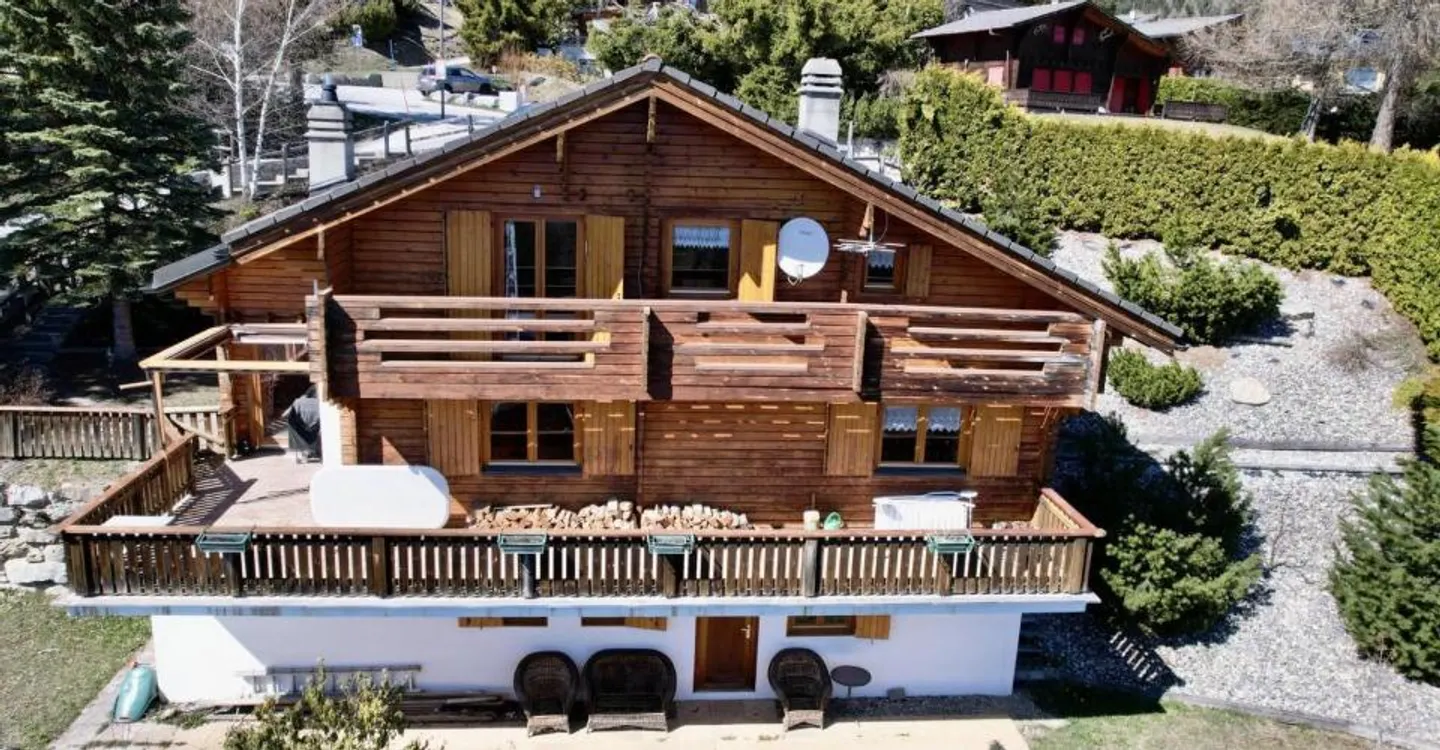 Large chalet in Anzère with 6.5 rooms in a quiet area, close to the center with a very beautiful view - Photo 8 of 10