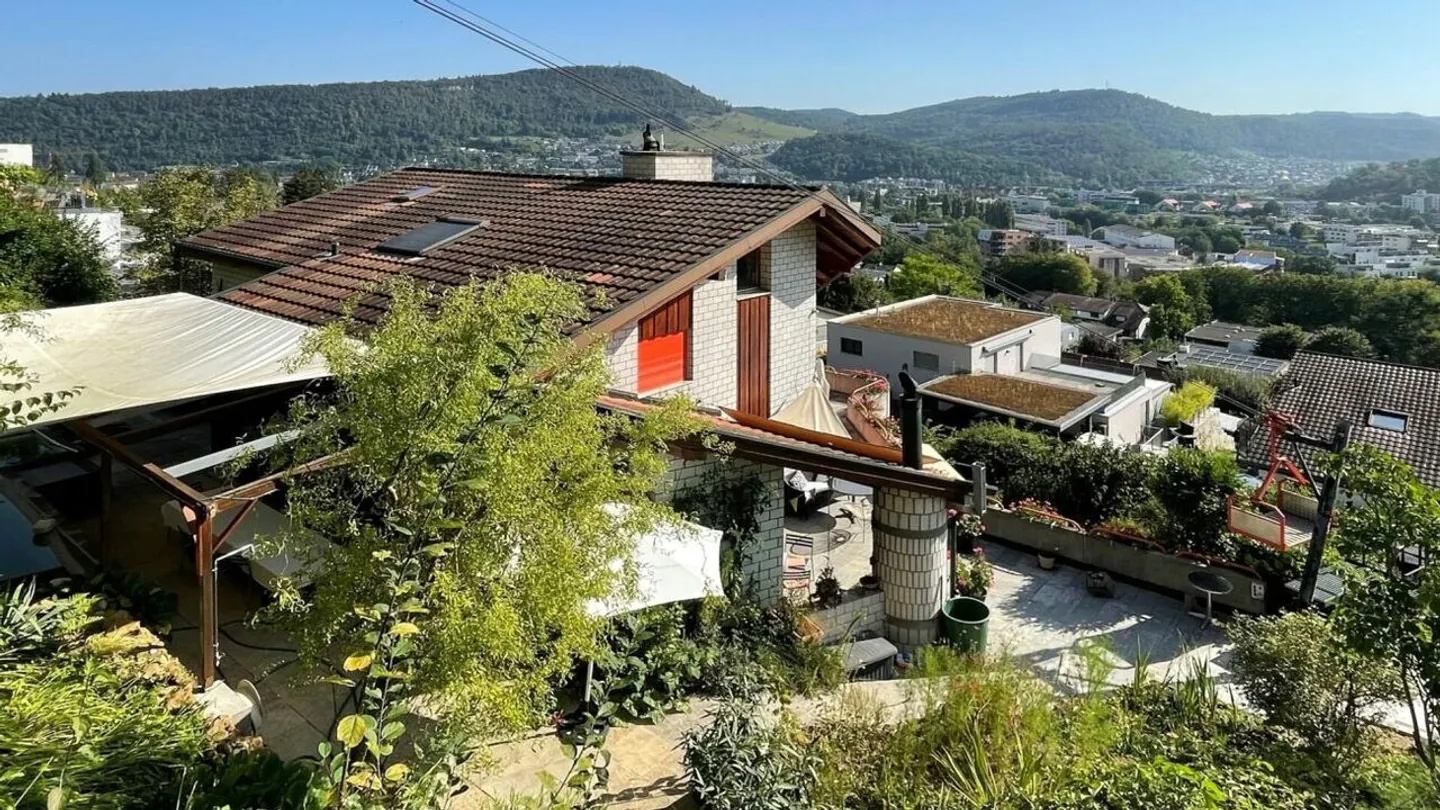 Dreamlike 6.5-room maisonette apartment with separate office, two garages and panoramic view - Photo 2 of 17