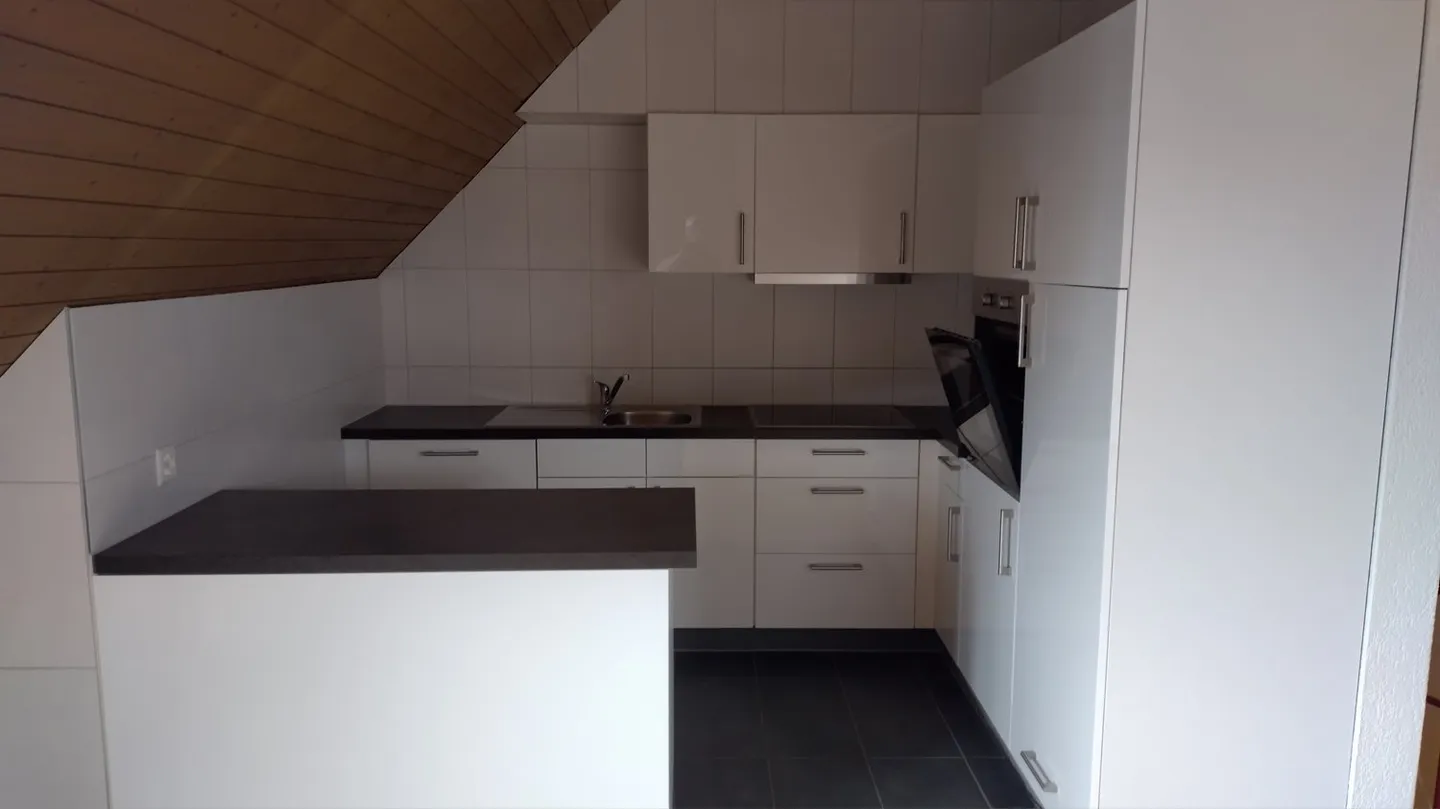 Charmante appartement en penthouse de 2 pièces sur la Bahnhofstrasse à Olten - Photo 2 sur 8