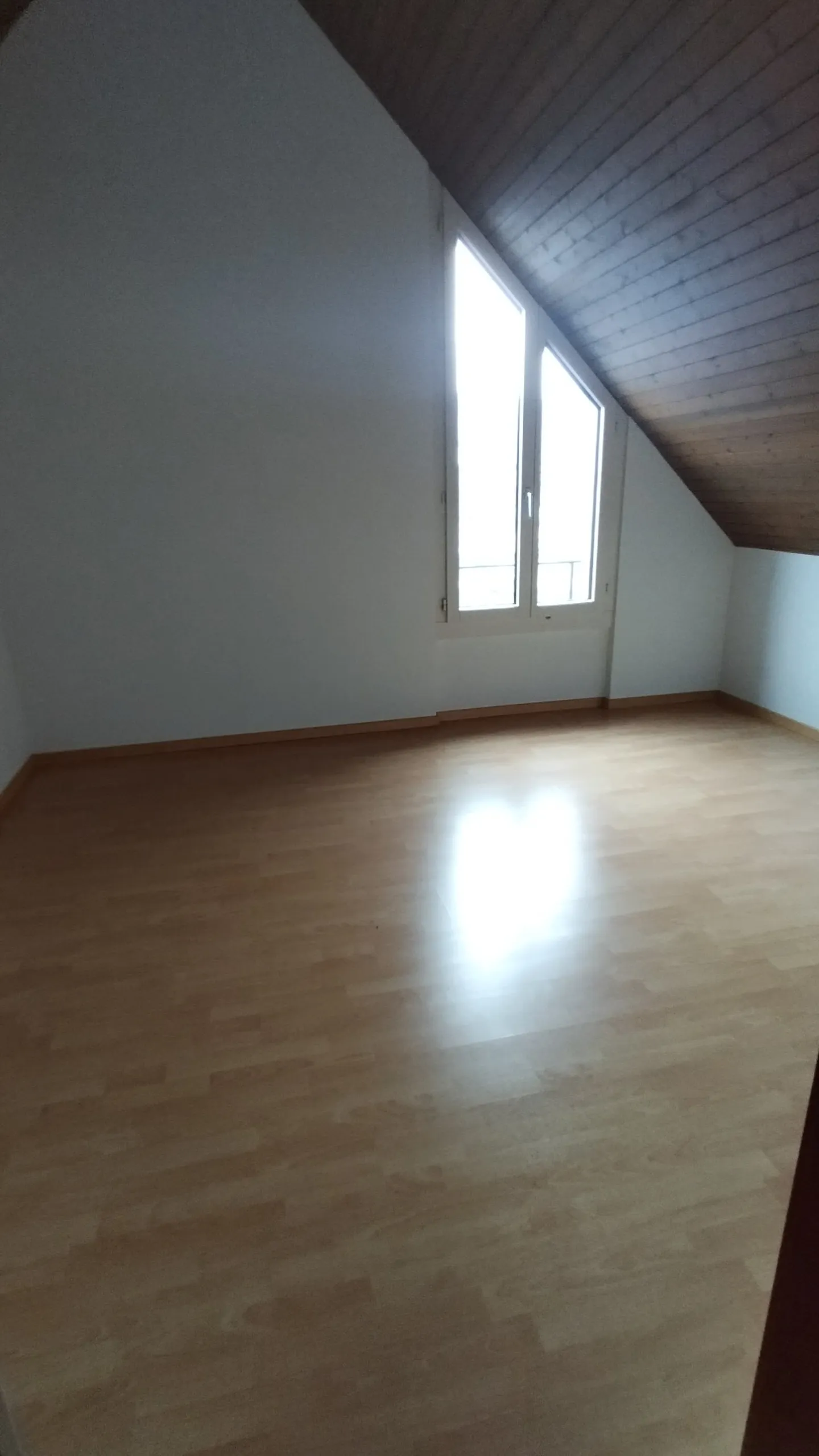 Charmante appartement en penthouse de 2 pièces sur la Bahnhofstrasse à Olten - Photo 3 sur 8