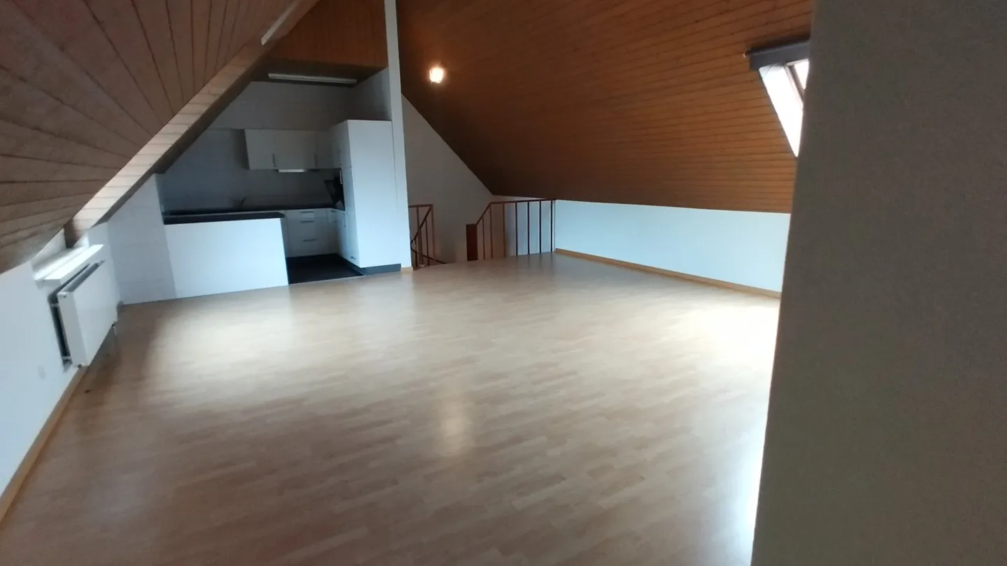 Charmante appartement en penthouse de 2 pièces sur la Bahnhofstrasse à Olten - Photo 1 sur 8