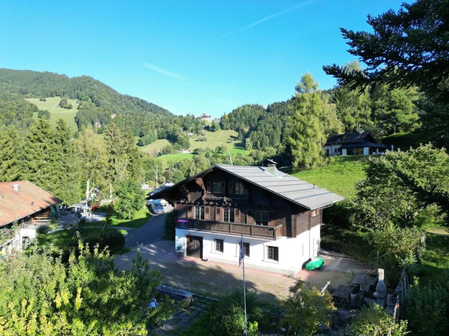 Opportunité de saisir un beau chalet de 5,5 pièces avec une belle vue dans un endroit calme - Photo 1 sur 13