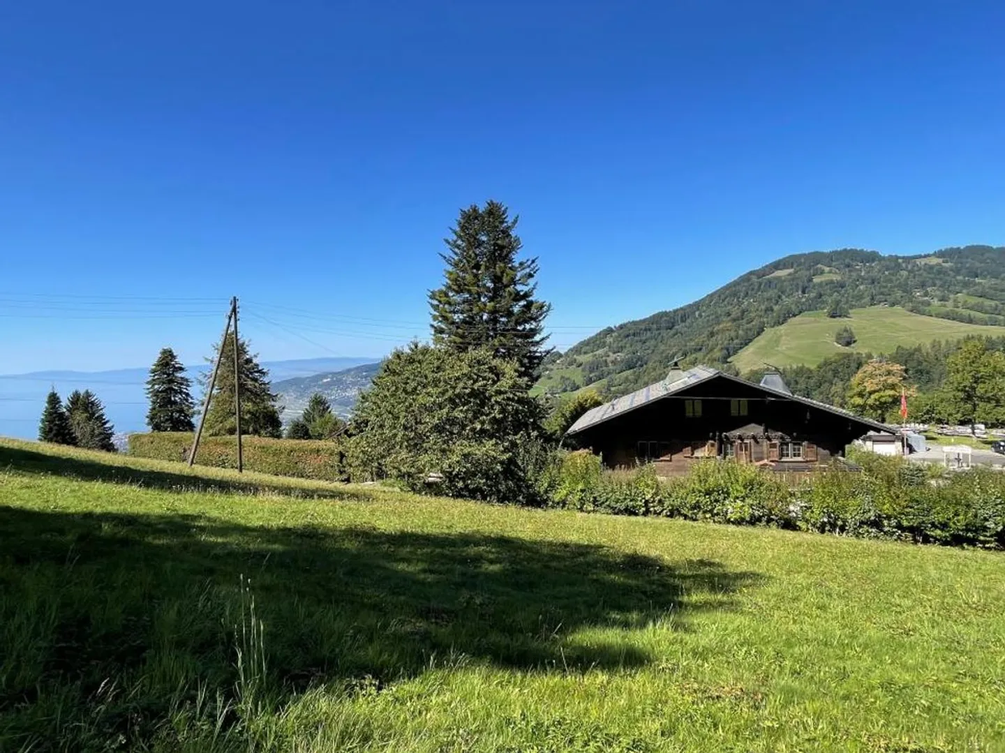 Opportunité de saisir un beau chalet de 5,5 pièces avec une belle vue dans un endroit calme - Photo 2 sur 13