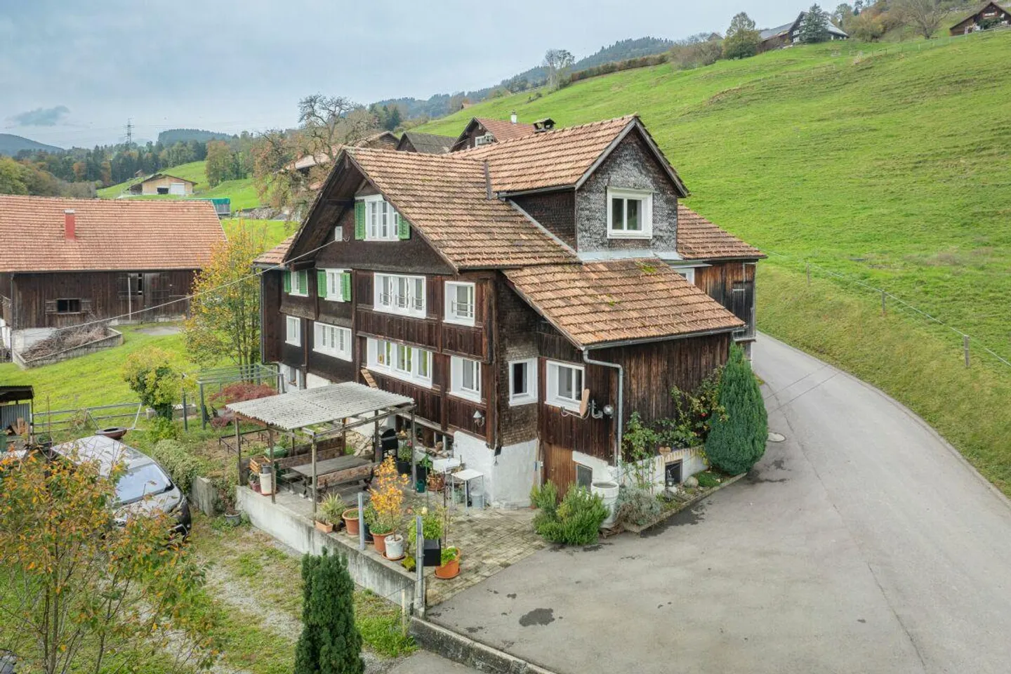 Cozy living with a breathtaking view - Photo 3 of 12