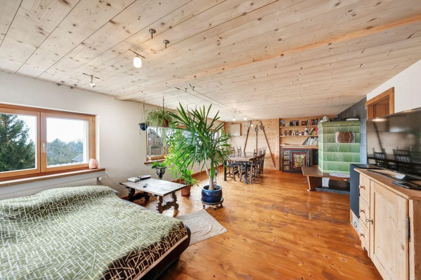 Cozy living with a breathtaking view - Photo 4 of 12