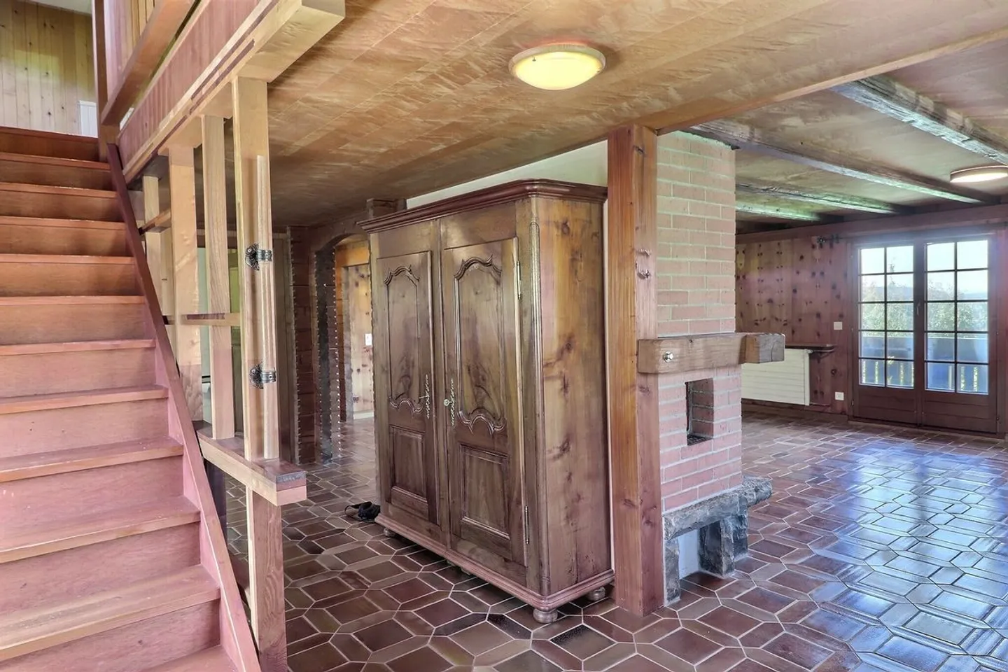 Opportunité de saisir un beau chalet de 5,5 pièces avec une belle vue dans un endroit calme - Photo 3 sur 13