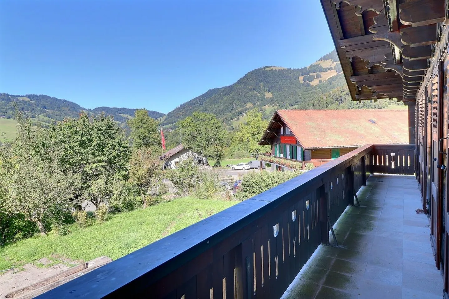 Opportunité de saisir un beau chalet de 5,5 pièces avec une belle vue dans un endroit calme - Photo 4 sur 13