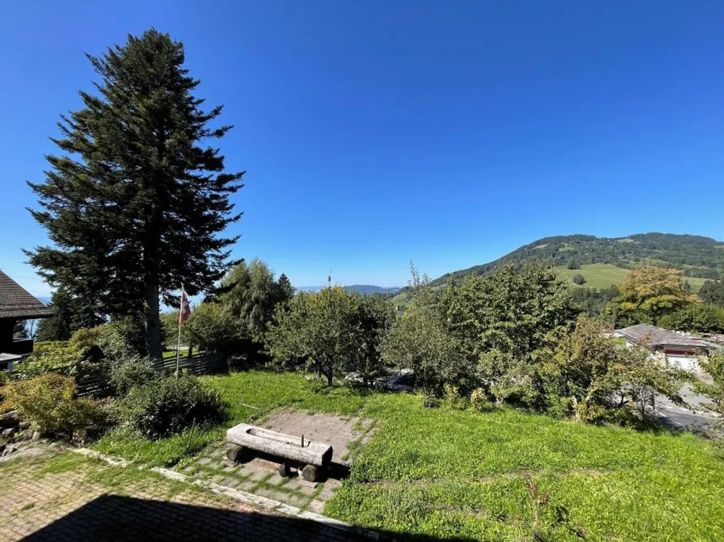 Opportunité de saisir un beau chalet de 5,5 pièces avec une belle vue dans un endroit calme - Photo 5 sur 13