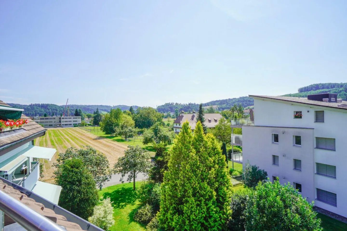 Wohntraum mit Cheminée, Galerie & Balkon - Foto 2 von 12