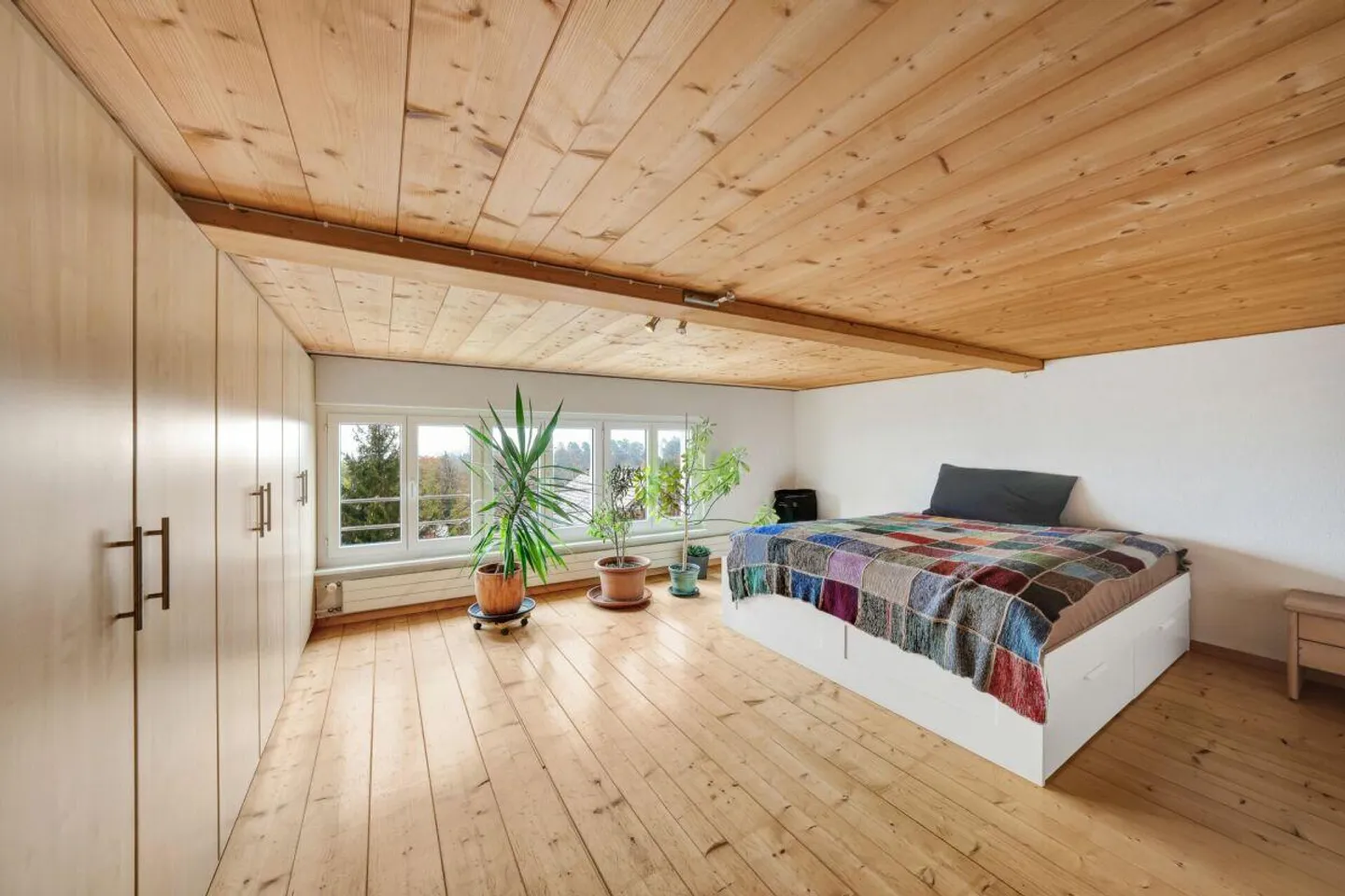 Cozy living with a breathtaking view - Photo 8 of 12