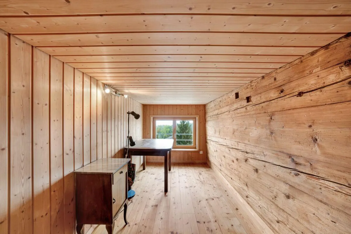 Cozy living with a breathtaking view - Photo 9 of 12