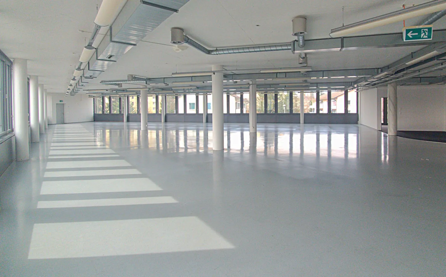Gekühlte, äusserst helle Gewerbefläche mit abgetrenntem Büro! - Foto 2 von 6