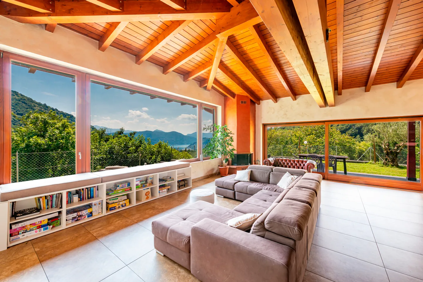 Bella casa bifamiliare nel verde con vista lago - Foto 1 di 17