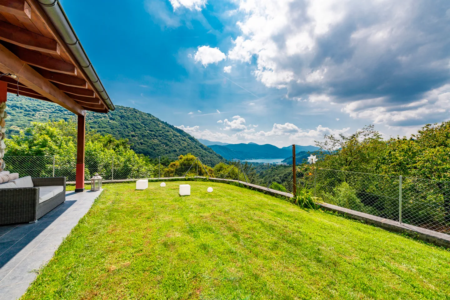 Bella casa bifamiliare nel verde con vista lago - Foto 2 di 17