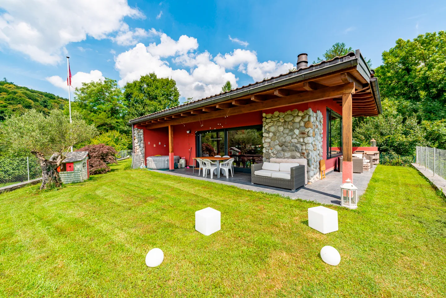Bella casa bifamiliare nel verde con vista lago - Foto 12 di 17