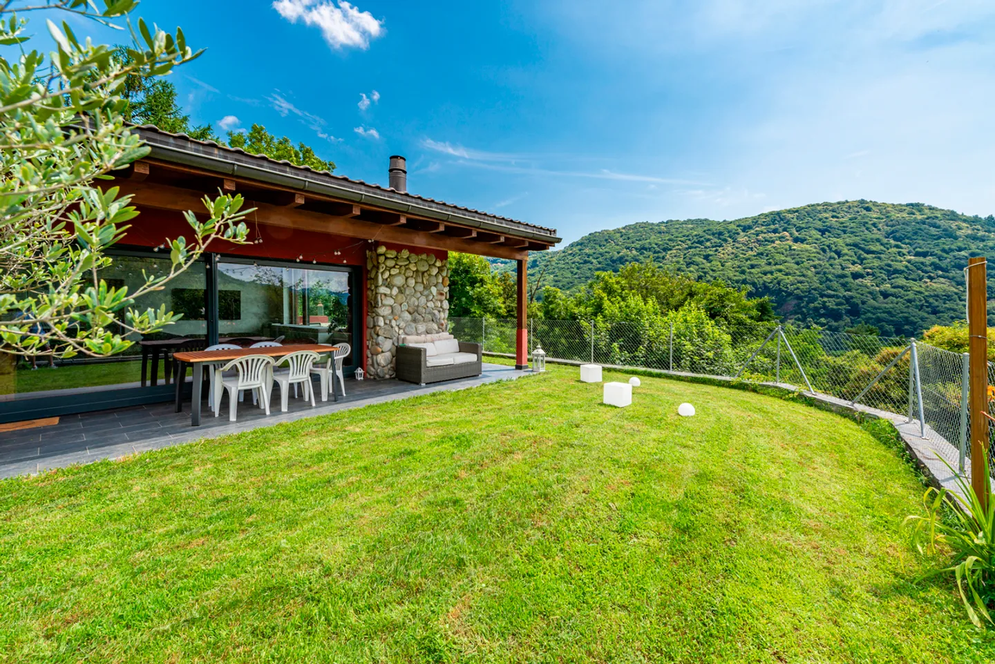 Bella casa bifamiliare nel verde con vista lago - Foto 13 di 17