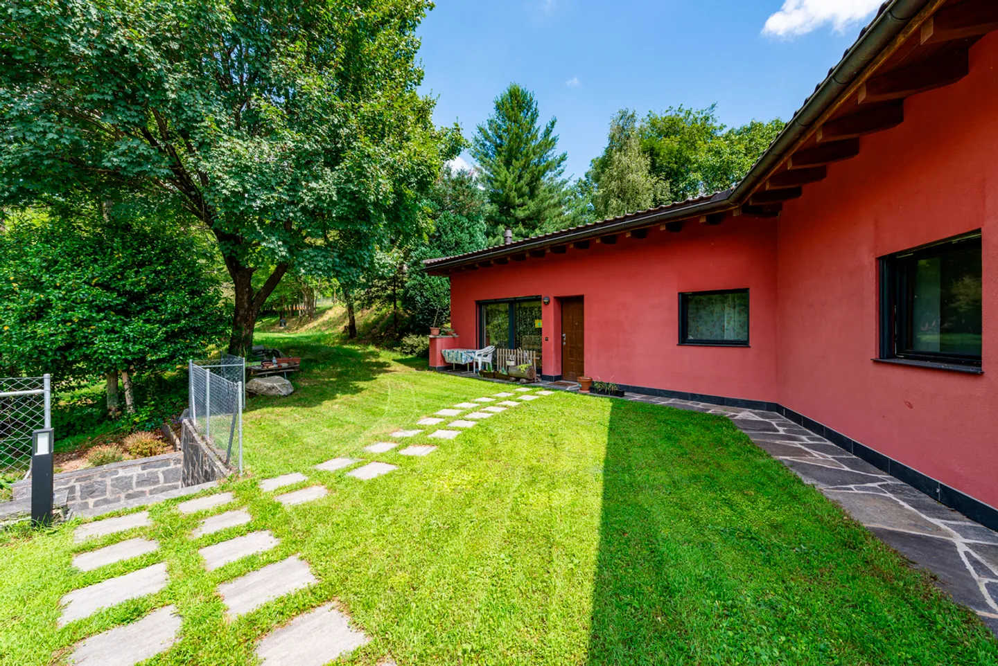Bella casa bifamiliare nel verde con vista lago - Foto 14 di 17