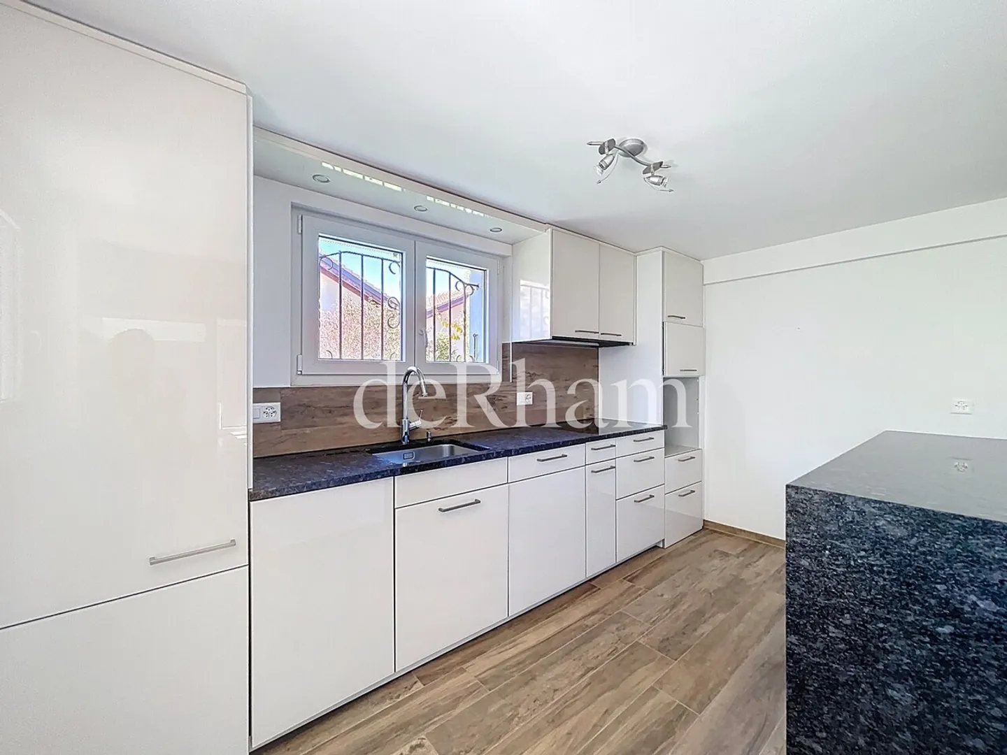 Spazio indipendente per attività di cura o ufficio - Foto 4 di 6