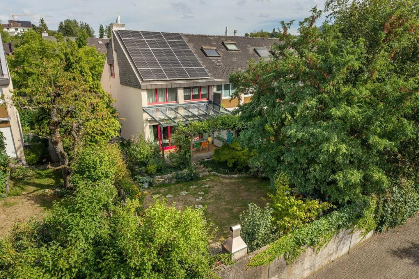 6.5-Zimmer-Eck-Einfamilienhaus mit grosszügigem Garten an familienf... - Foto 1 di 18