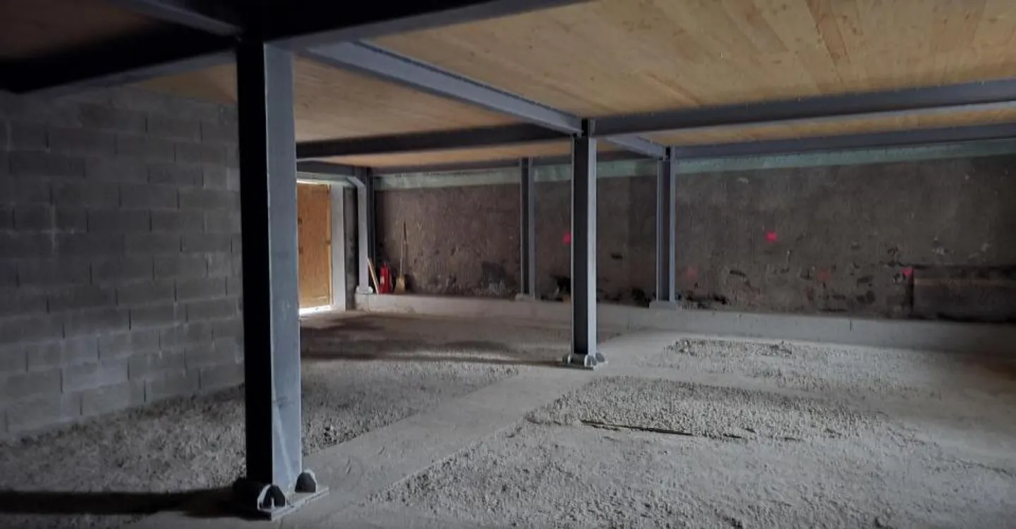 7.5-room house in Saint-Pierre-de-Clages of 237 m2 under renovation - Photo 6 of 10