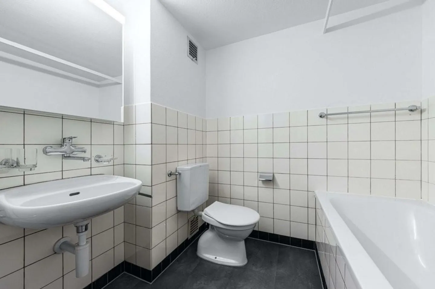 Appartement confortable dans un quartier résidentiel bien entretenu - Photo 3 sur 5