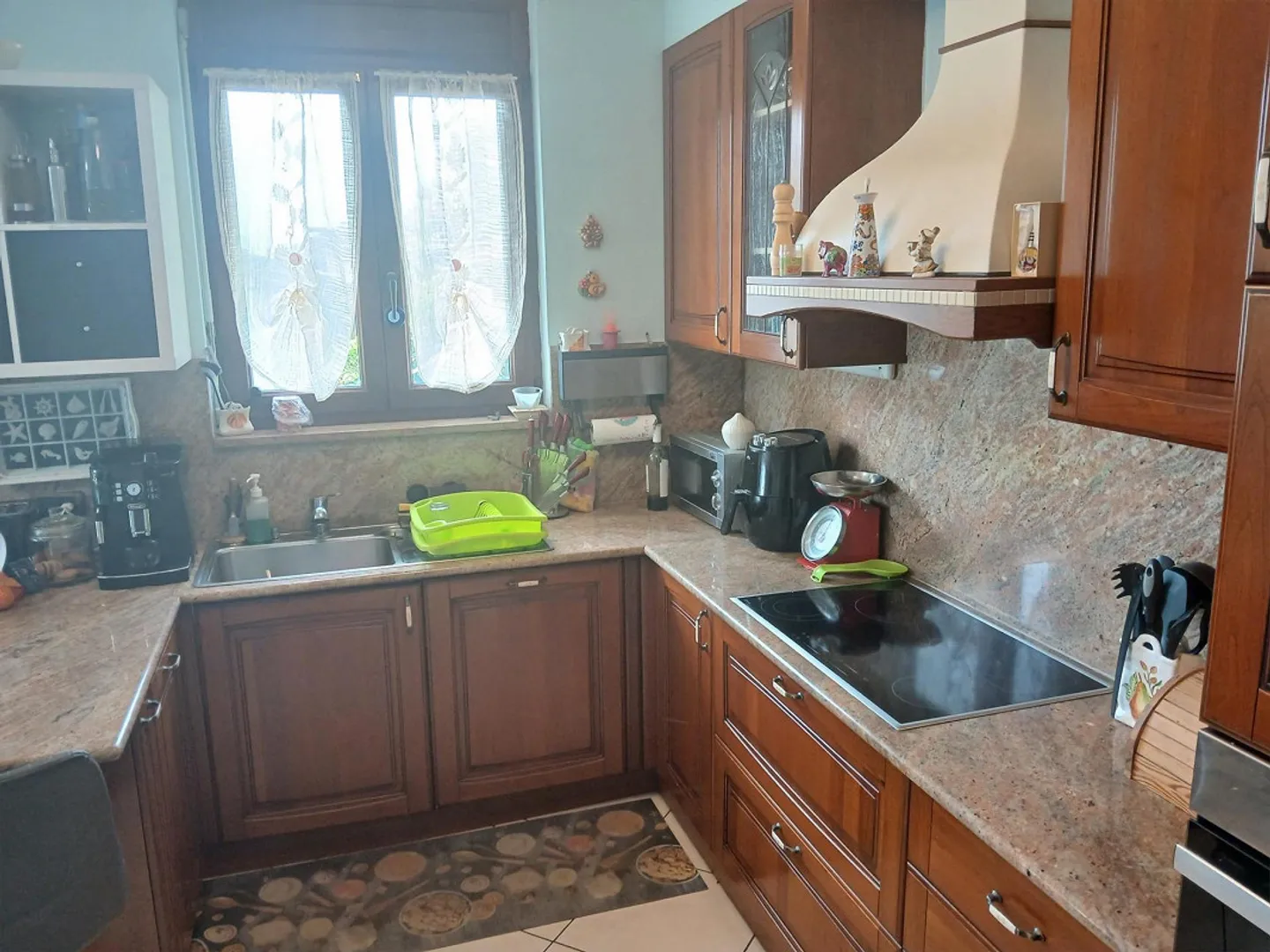 APPARTEMENT SPACIEUX DE 3.5 PIÈCES AVEC SALLE HOBBY ET JARDIN PRIVÉ À CASLANO - Photo 5 sur 10