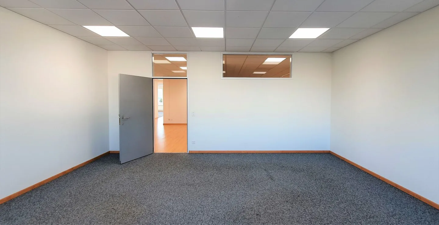 Tre a quattro postazioni di lavoro più sala riunioni, cucina (uso condiviso) ecc. - Foto 3 di 10