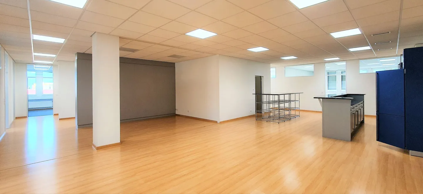 Tre a quattro postazioni di lavoro più sala riunioni, cucina (uso condiviso) ecc. - Foto 7 di 10