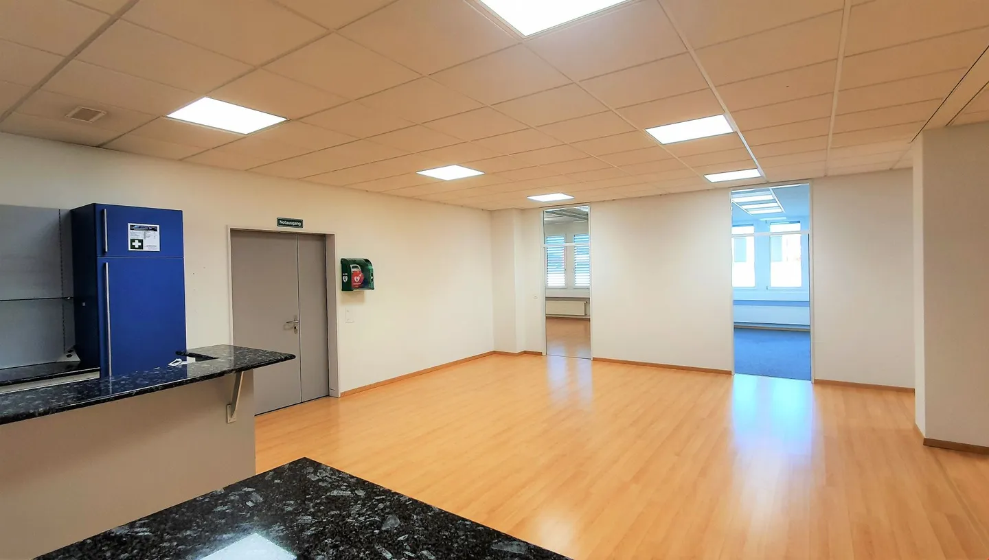 Half floors with private access, kitchenette, IT infrastructure, etc. - Photo 9 of 12