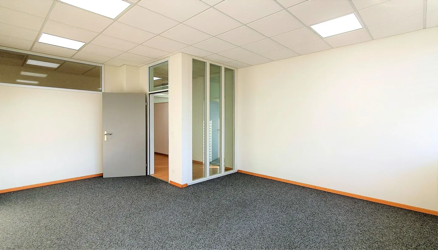 Tre a quattro postazioni di lavoro più sala riunioni, cucina (uso condiviso) ecc. - Foto 4 di 10