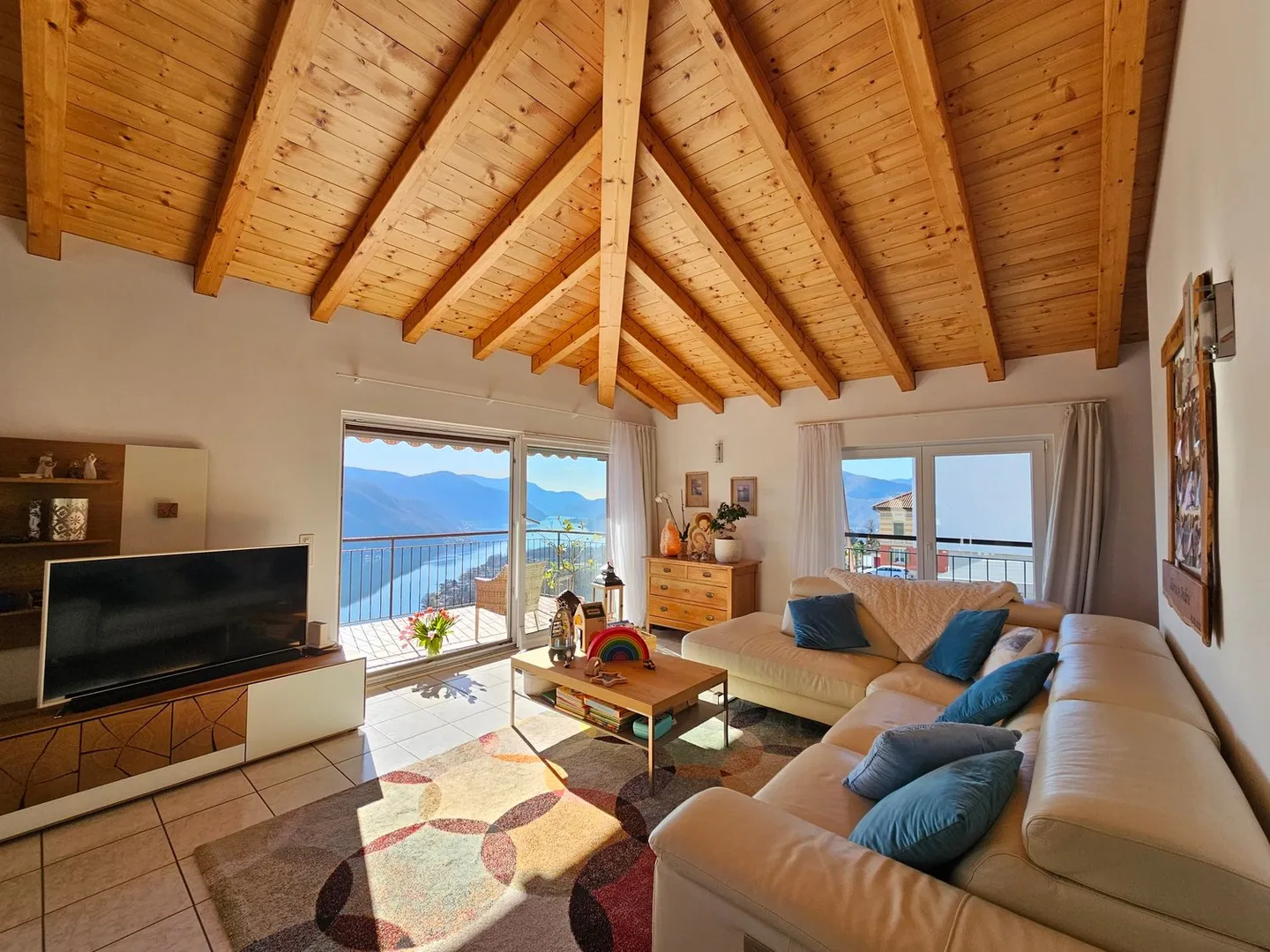 Vernate: Faszinierendes Doppelhaus mit bezauberndem Seeblick - Foto 3 von 21