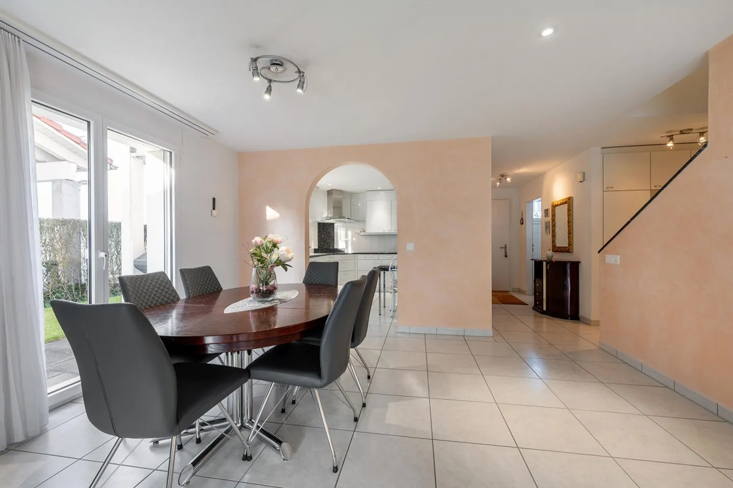 Charmantes Doppeleinfamilienhaus in zentraler Lage - Foto 3 von 13