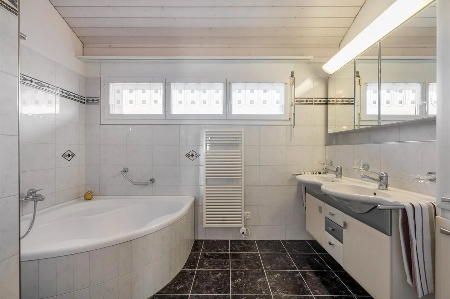 Charmantes Doppeleinfamilienhaus in zentraler Lage - Foto 8 von 13