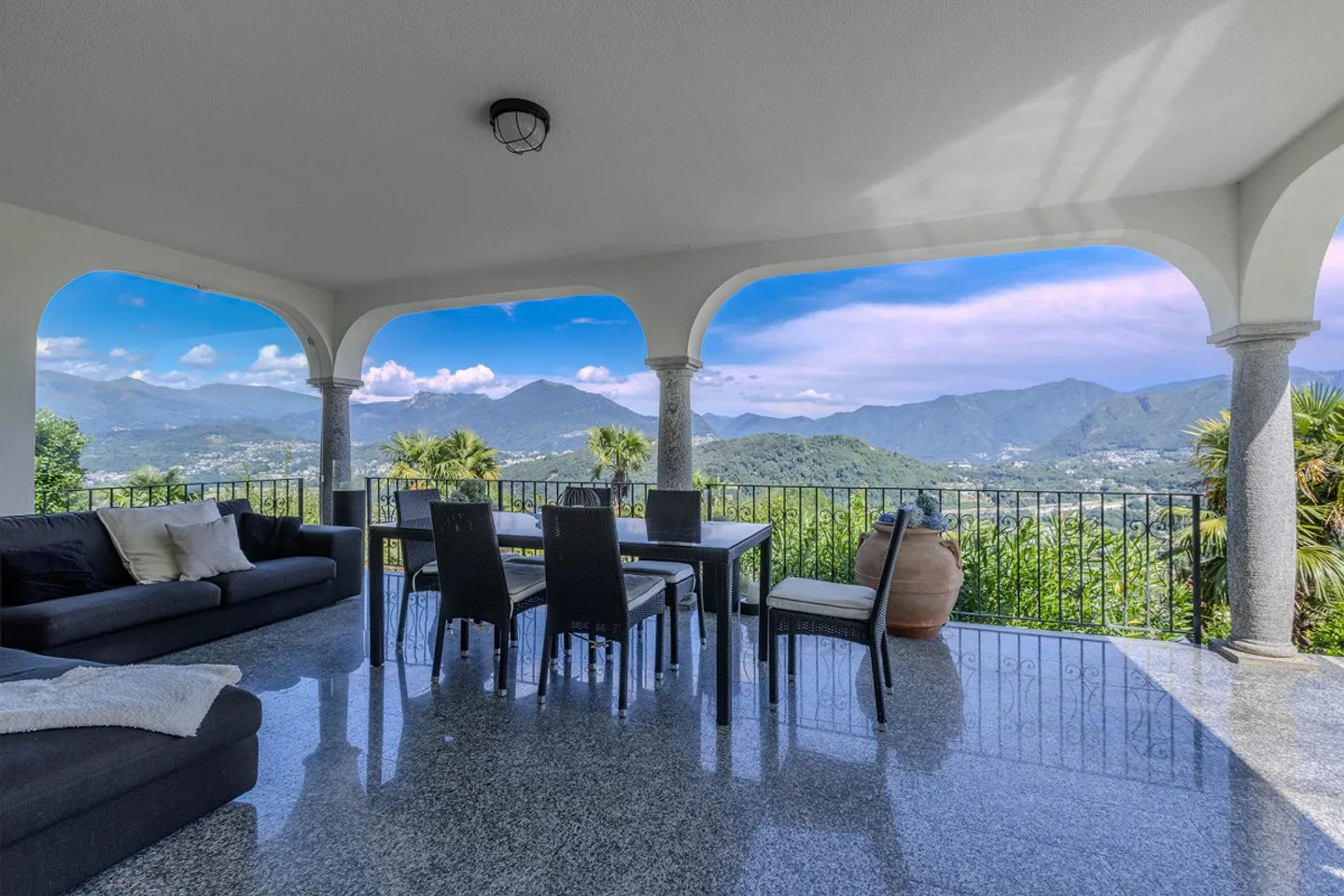 VILLA 5.5 ROOMS WITH LAKE VIEW AND 1000 SQM GARDEN IN CIMO - Photo 1 of 10