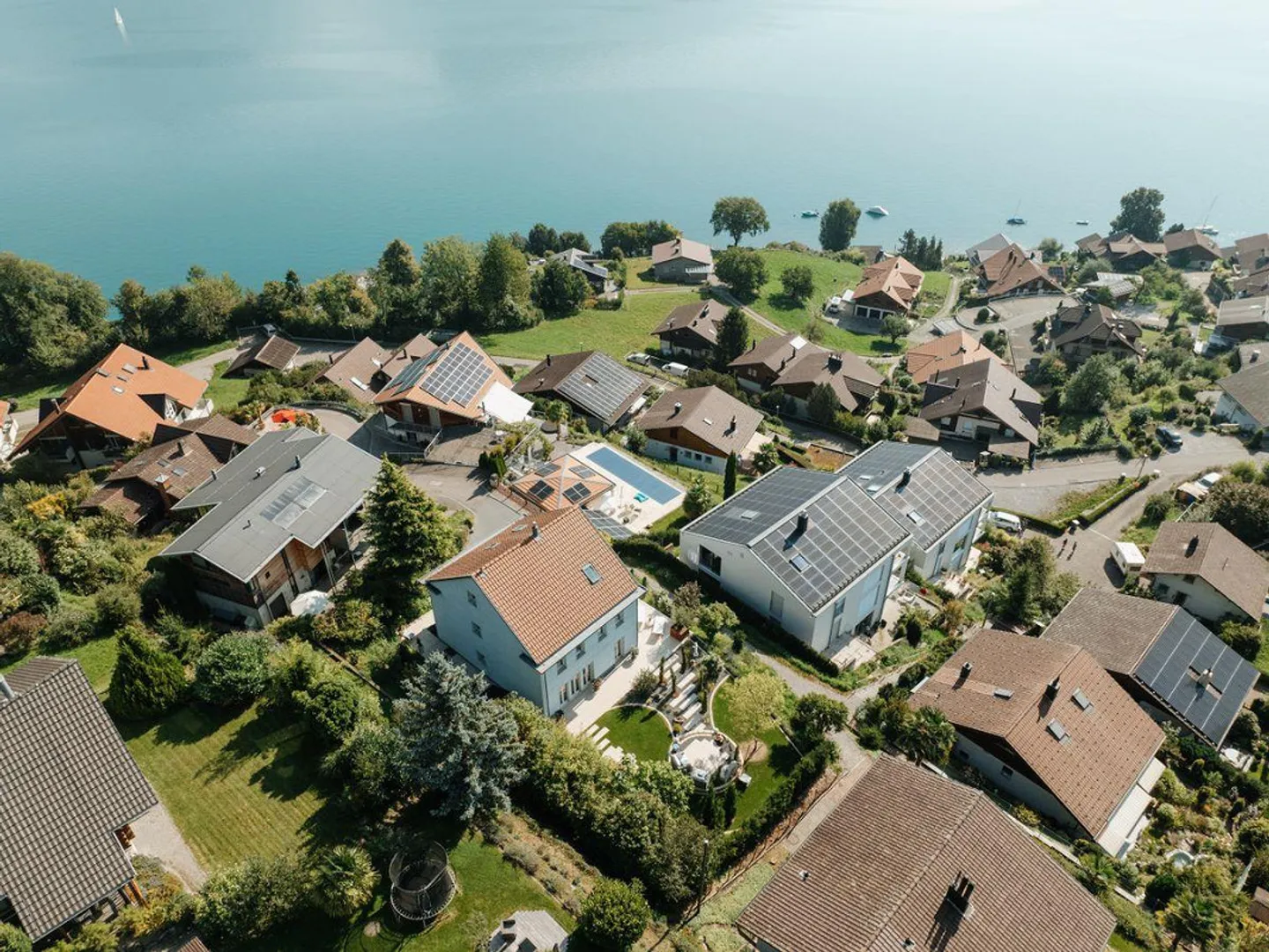 Maison individuelle exclusive au-dessus du lac de Thoune : Lumière. Espace. Vue. - Photo 8 sur 8