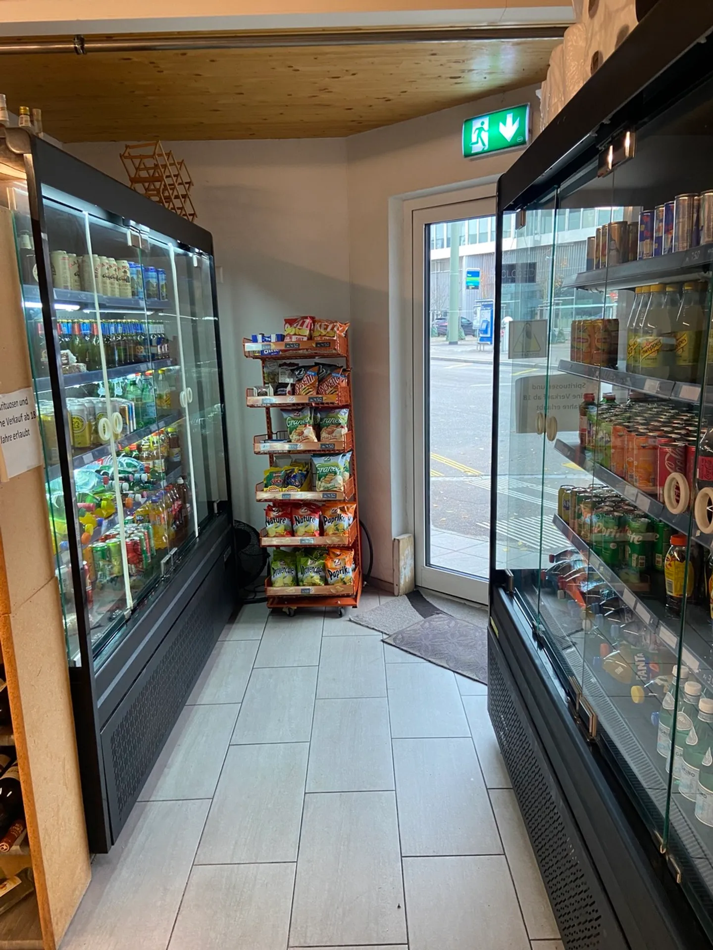 Shop in an exclusive location - Photo 2 of 7