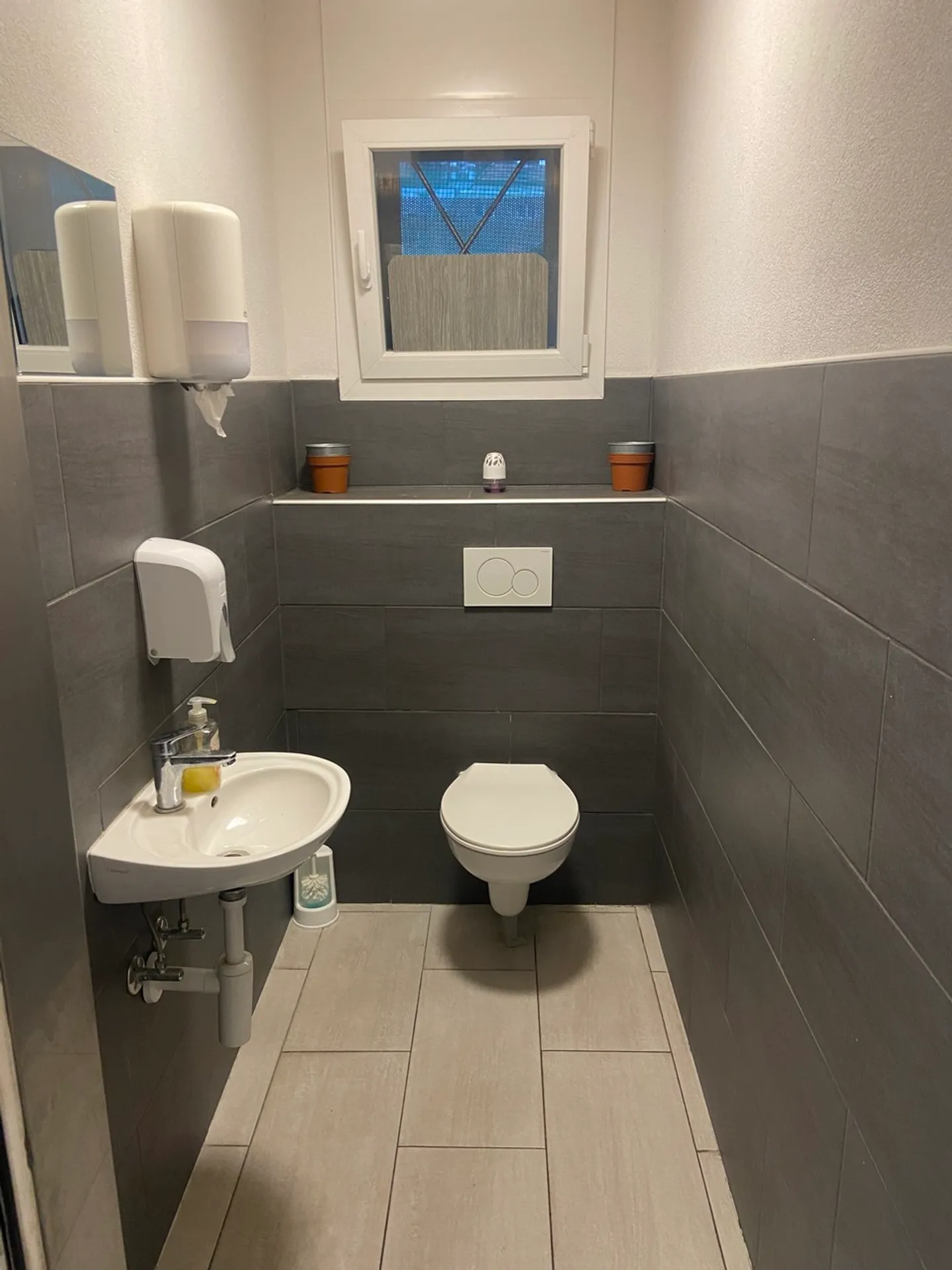 Shop in an exclusive location - Photo 5 of 7