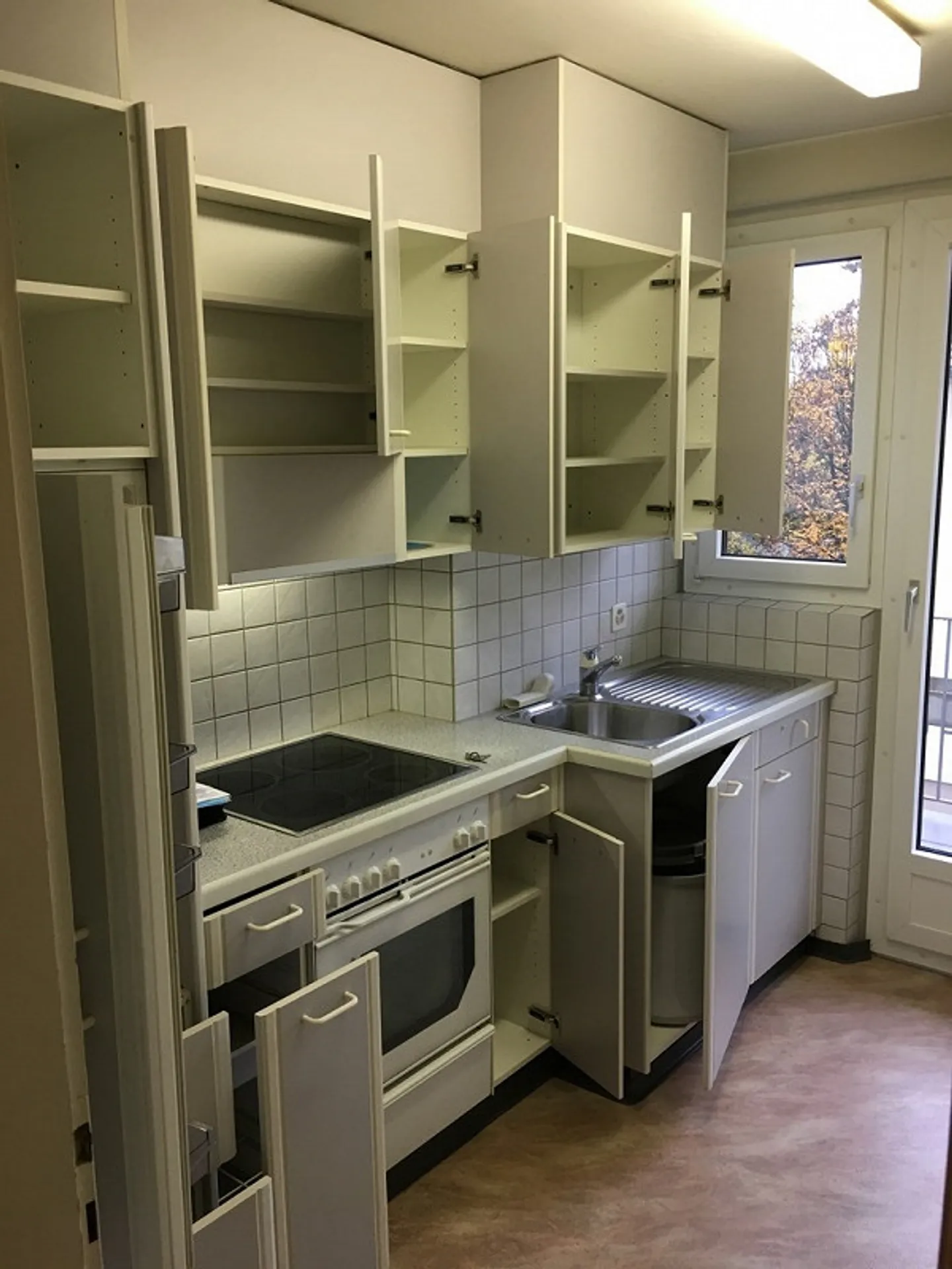 Super renovated 2.5 room apartment in a quiet location - Photo 7 of 20