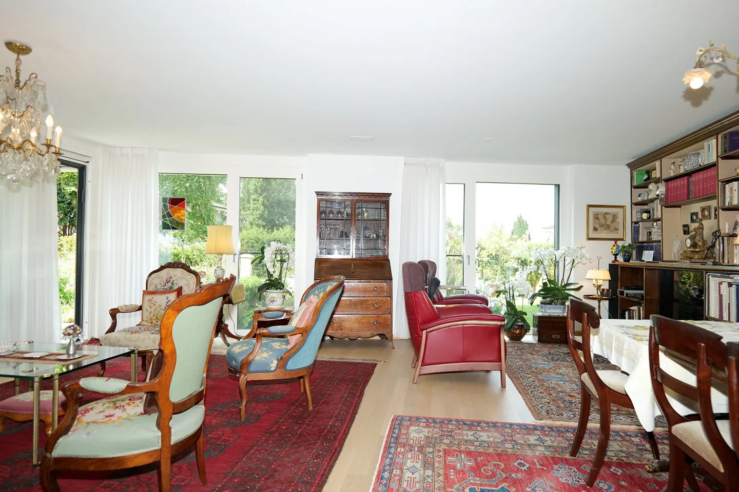 Vivere spazioso in una bella posizione a Binningen - Foto 3 di 14