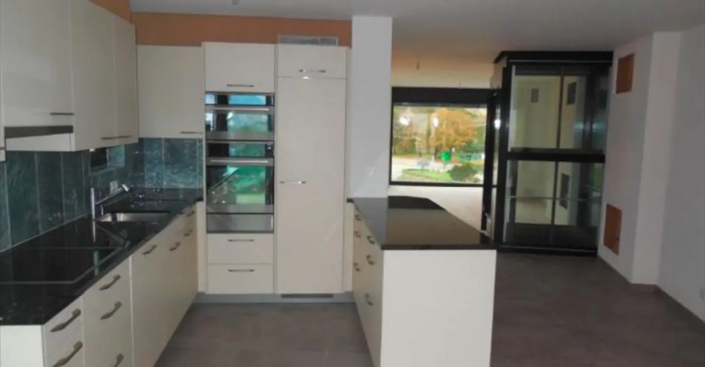 Triplex with private elevator in a beautiful environment. Finishes at the buyer's discretion - Photo 3 of 18