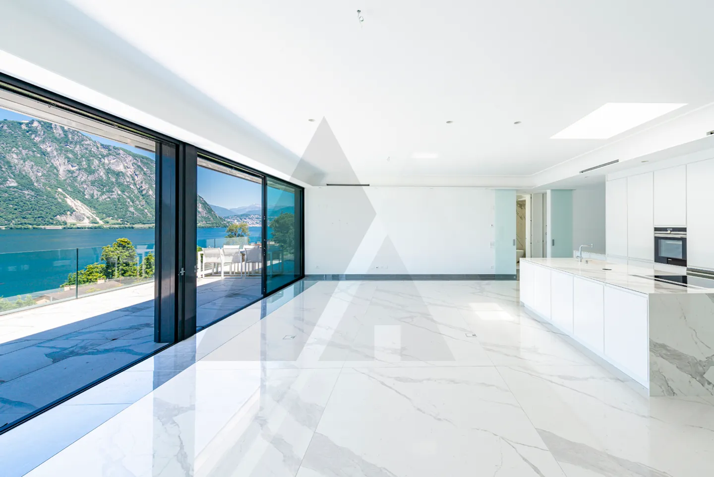 ATTICO CON TERRAZZA VISTA LAGO IN CONTESTO MODERNO - Foto 2 di 12