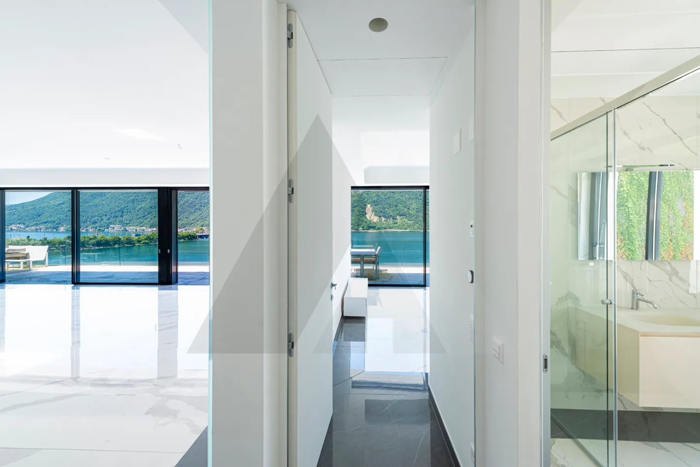 ATTICO CON TERRAZZA VISTA LAGO IN CONTESTO MODERNO - Foto 3 di 12